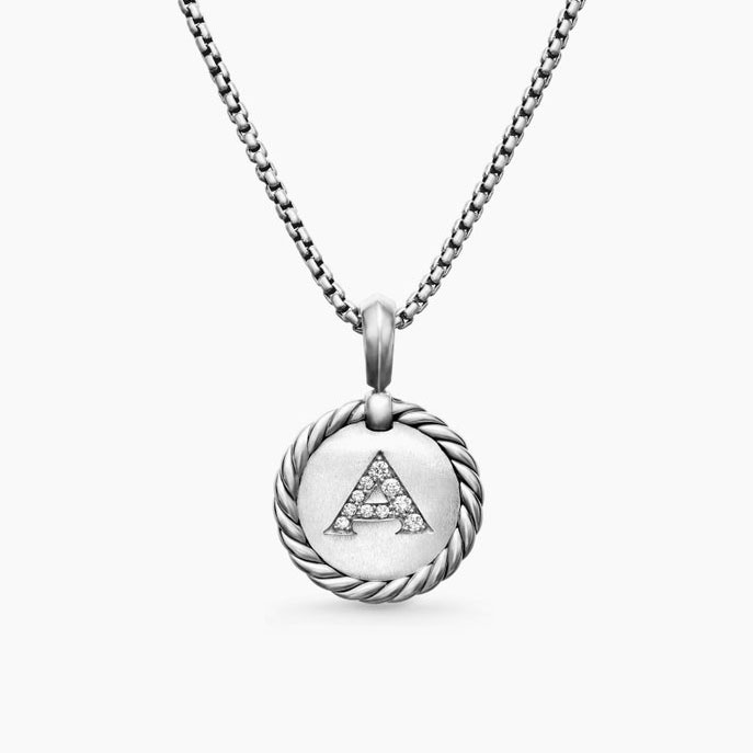 El viaje de una clienta kazaja con JINGYING para crear un collar con colgante de inicial de diamante personalizado