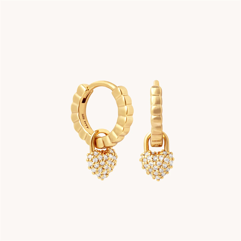 Servizio di gioielleria OEM ODM di orecchini a cerchio placcati oro 18kt con ciondolo a forma di cuore pavé