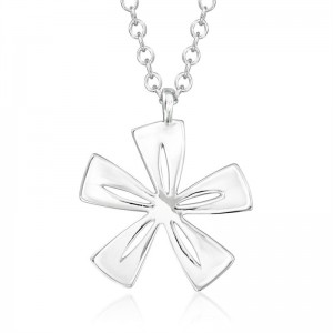 Custom silver necklace in a direct jewelry factory