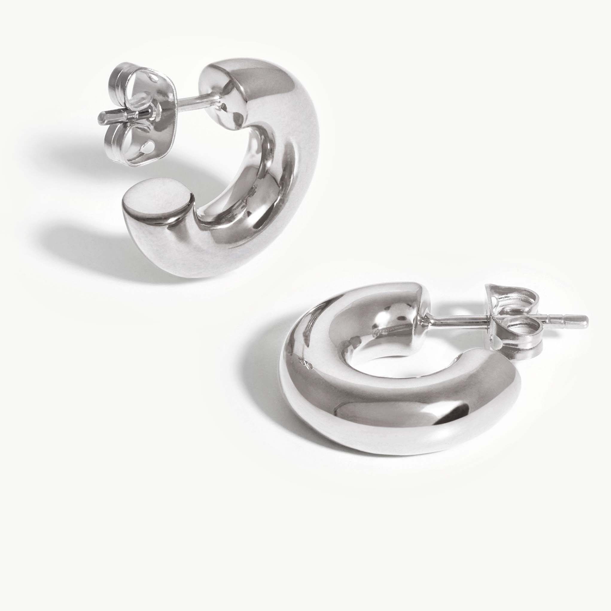 Smyckestillverkare i 925 sterling silver för små vitguldpläterade örhängen