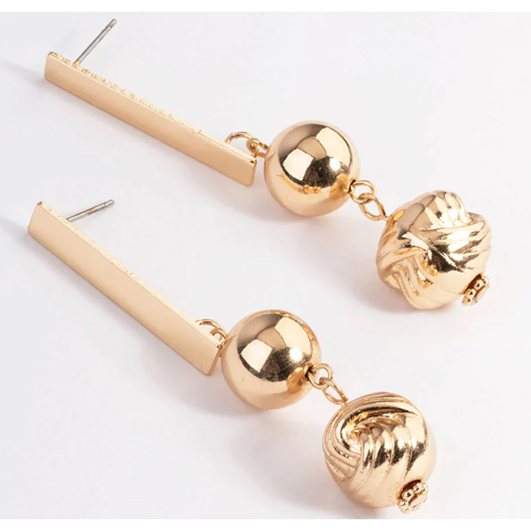 Um fabricante de joias personalizadas com barra de ouro e brincos de nó banhados a ouro vermeil