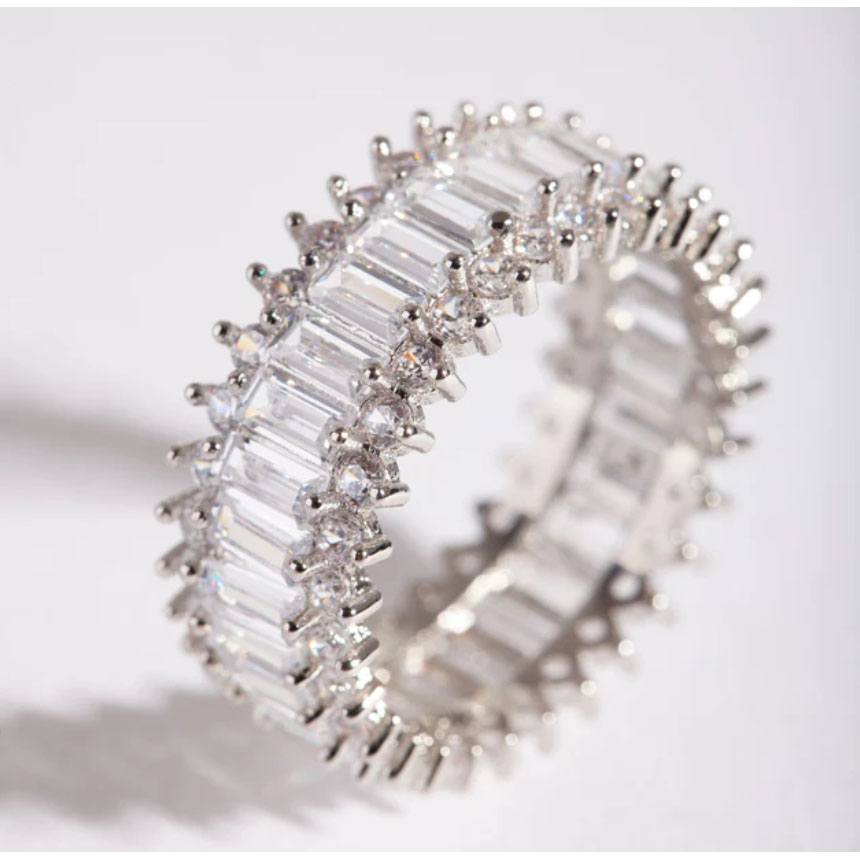 Fornitore di gioielli all'ingrosso personalizzati con anelli baguette con zirconi cubici (argento o rame).