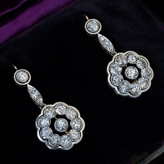 Anting berlian Rusia yang dibuat khusus mendesain perhiasan Anda