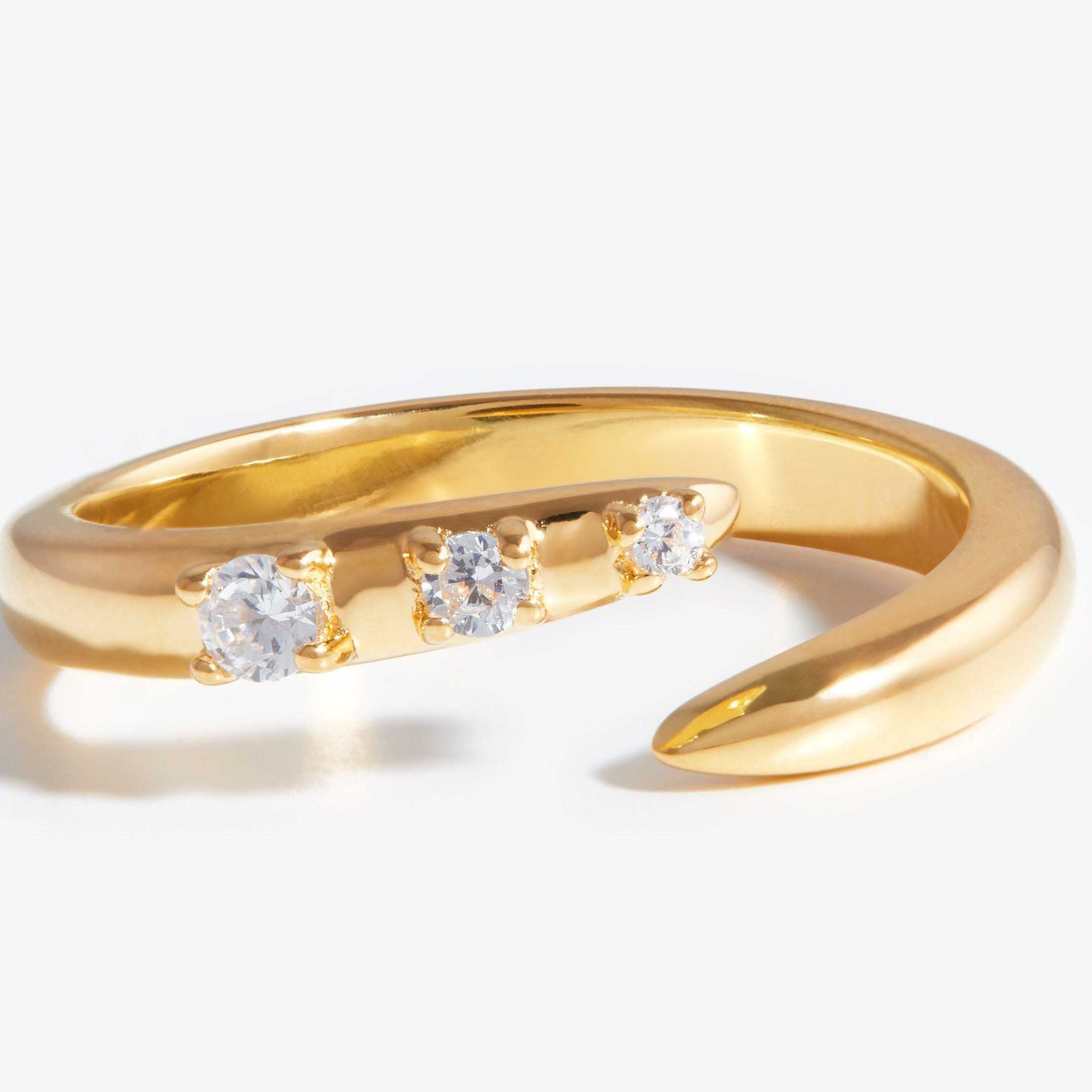 Maßgeschneiderter offener Ring mit Zirkonia im Großhandel aus Silber, aber in Gold gefärbt.