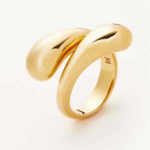 На заказ оптовый производитель ювелирных изделий изготовил скульптурное кольцо-перекресток из позолоченного золота 18 карат.