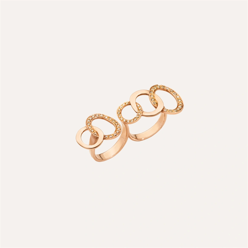 Pozłacany pierścionek z biżuterią na zamówienie między dwoma palcami z 18-karatowego brązowego różowego złota
