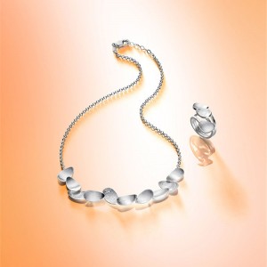 I fornitori di gioielli all'ingrosso personalizzati in Giappone acquistano 1000 pezzi di anelli e pendenti per collane