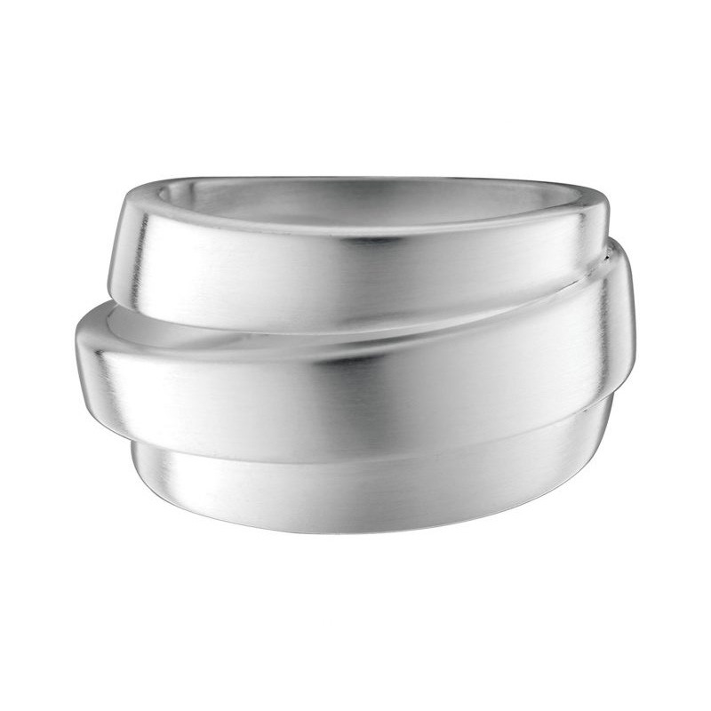 توفر الشركة المصنعة لخاتم الفضة الاسترليني خدمة مخصصة عالية الجودة