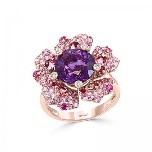 El fabricante de joyas personalizadas de danmark design fabricó un anillo con múltiples piedras preciosas y flores de circonita cúbica en oro vermeil rosa de 14k.