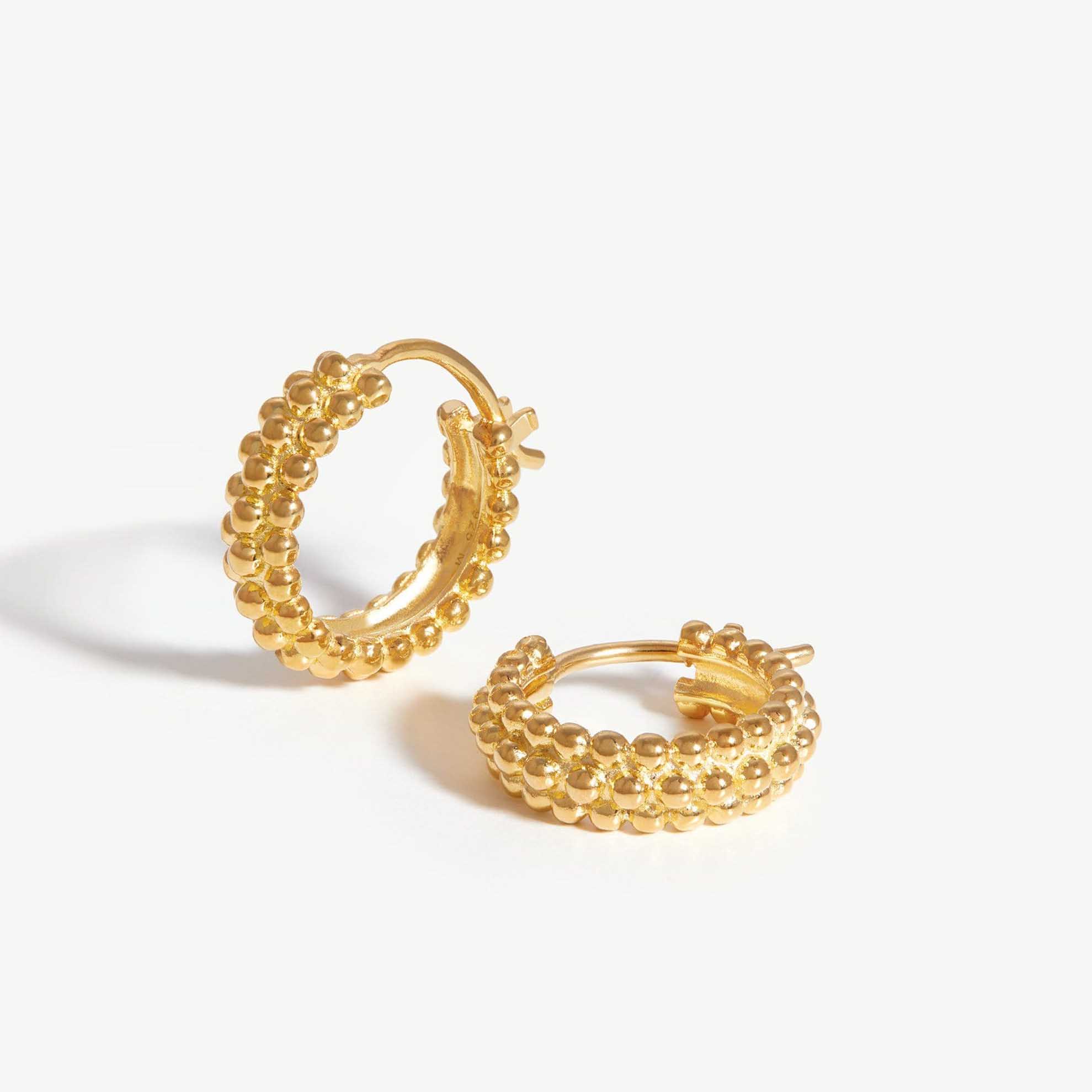 membuat perhiasan anting-anting berisi emas 18 karat buatan tangan khusus