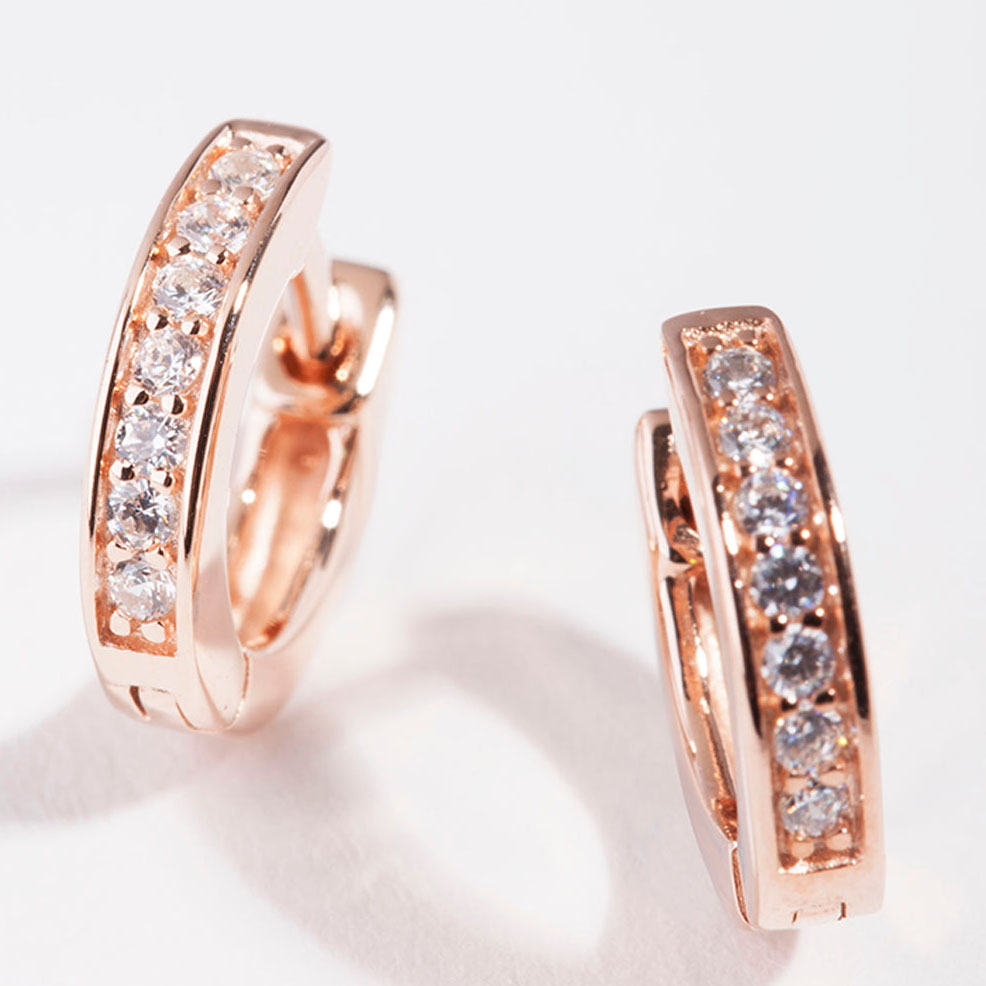 Fabricantes de joias personalizadas China Brincos Huggie de zircônia cúbica banhada a ouro rosa real
