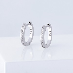 boucles d'oreilles créoles personnalisées en argent sterling avec zircone cubique