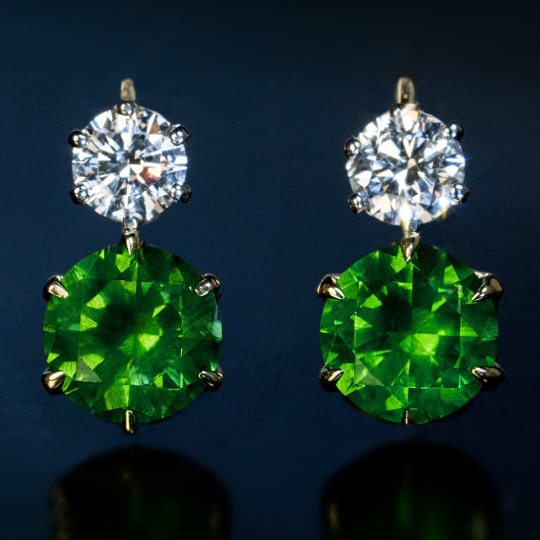 Herstellung individueller Gravur russischer Demantoid-Ohrringe in Form von Schmuck mit individueller Gravur